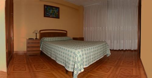 Pesués巴伐利亚旅馆的一间卧室配有一张床、一个梳妆台和一扇窗户。