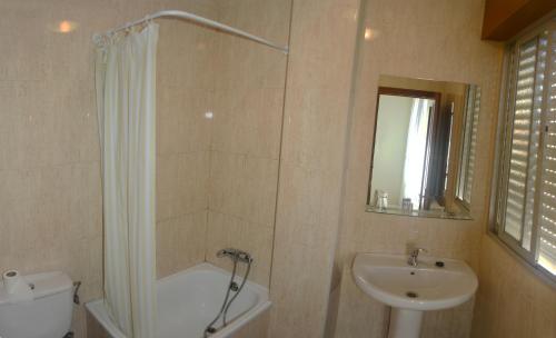 Pesués巴伐利亚旅馆的带淋浴、卫生间和盥洗盆的浴室