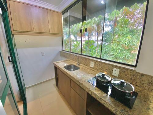 弗洛里亚诺波利斯Spazio Vital Apartments的一个带两个水槽和窗户的小厨房