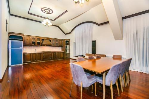巴库VIP Apartment PARMALAT的厨房以及带桌椅的用餐室。
