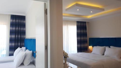 BostancıMavili Suites的一间卧室设有一张大床和一个窗户。