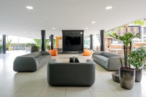 福塔莱萨马雷洛酒店的带沙发和平面电视的客厅
