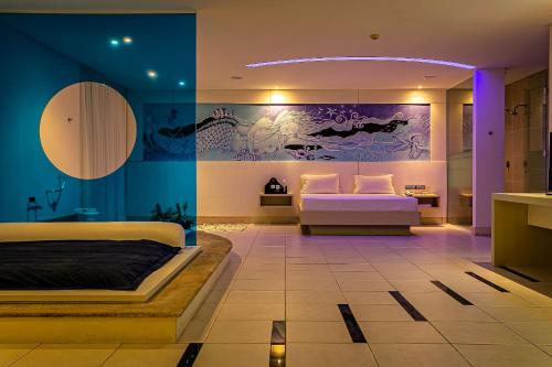 弗洛里亚诺波利斯Nantai premium MOTEL的一间带两张床的卧室和一间浴室