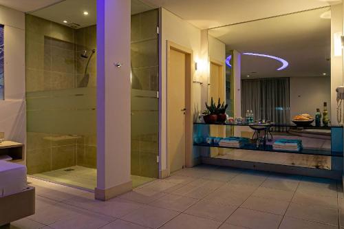 弗洛里亚诺波利斯Nantai premium MOTEL的带淋浴和步入式淋浴间的浴室
