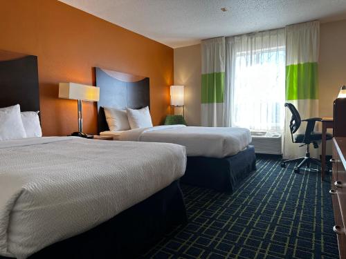 芬顿圣路易·芬顿费尔菲尔德客栈的酒店客房设有两张床和窗户。