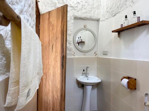 江比阿HA Beach Hotel Zanzibar的一间带水槽和镜子的浴室