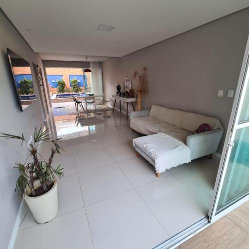 劳鲁-迪弗雷塔斯Casa com piscina a 800 metros da praia de Buraquinho的客厅配有沙发和桌子