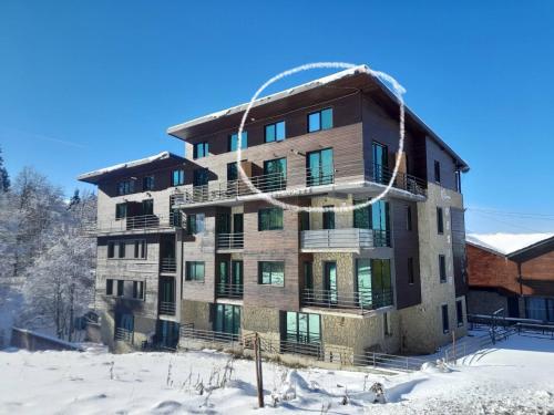 巴库里阿尼Duplex apartment near the forest的公寓大楼地面上积雪