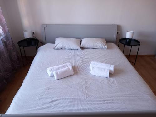 KrašićShalom Krašić的一张白色的床,上面有两条白色毛巾