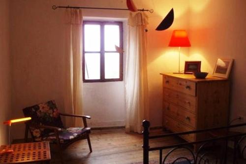 格罗日年Vintage House Daška的客厅设有窗户、梳妆台和椅子