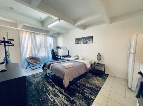 洛杉矶Wonderful LA studio apartment的一间卧室配有一张床、一张书桌和一个窗户。