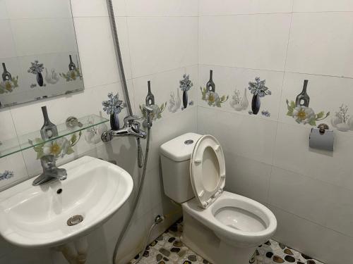 河江Ha Giang Yolo House and Loop Tours的浴室配有白色卫生间和盥洗盆。
