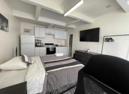 洛杉矶Wonderful LA studio apartment的一间带大床的卧室和一间厨房