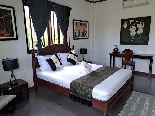 莫阿尔博阿Palmera Palma Garden Level的一间卧室配有带白色床单和枕头的床。