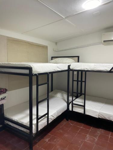 里奥阿查吊床 - 哈玛克斯旅馆的客房内的一组双层床