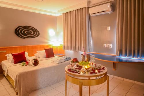 里奥韦尔迪Honorato Hotel的酒店客房配有一张床铺和一张桌子。