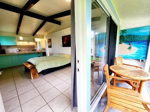 希洛阿诺特远足探险旅舍的一间卧室,阳台上配有一张床和一张桌子