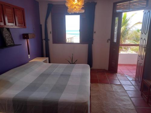 MaxaranguapeCasa paju的一间卧室配有一张床,享有海景