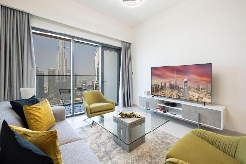 迪拜SmartStay at Burj Royale - Full Burj Khalifa View - Brand New Luxury Apartments的带沙发和电视的客厅