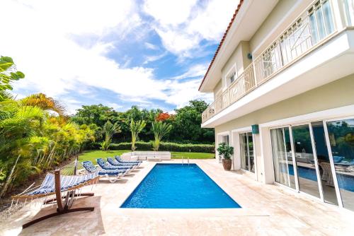 蓬塔卡纳Special offer! Villa Bueno with private pool&beach的一座房子后院的游泳池