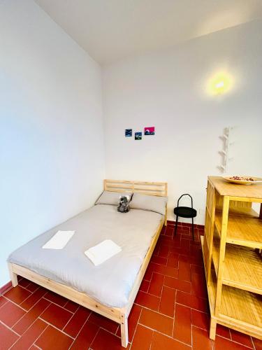 佛罗伦萨CasAmalia的一间小卧室,配有一张床和一张桌子