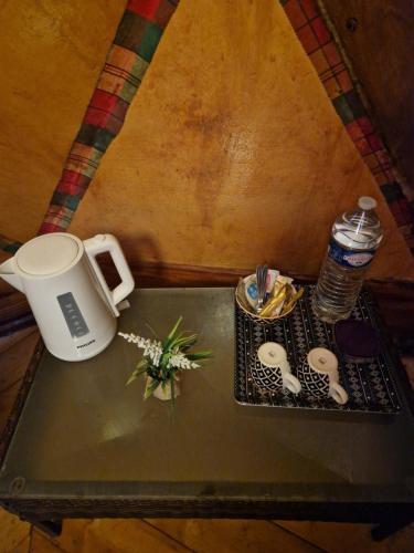 圣克洛德Dôme en bord de rivière的一张桌子、咖啡壶和饮料