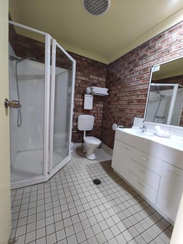 莫里龙凤度假酒店的带淋浴、盥洗盆和卫生间的浴室