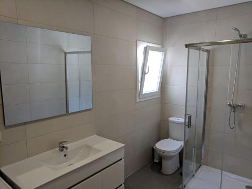 维拉·雷阿尔Casas do Corgo的浴室配有卫生间、盥洗盆和淋浴。