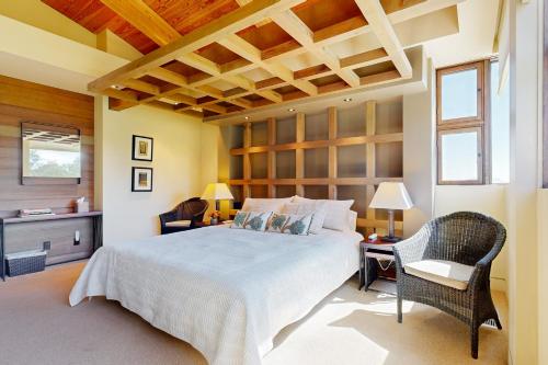 杰瑟维尔Gustafson Vineyard Retreat的卧室配有一张床和一张桌子及椅子