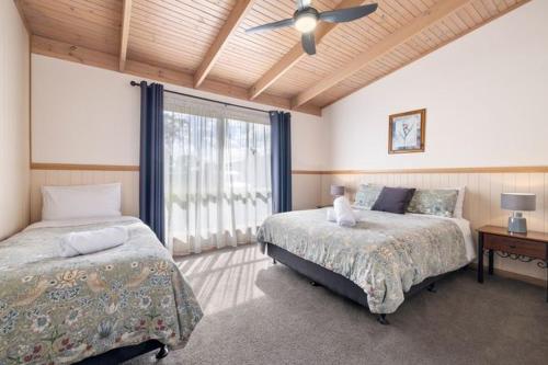 霍尔斯加普Halls Haven Holiday Units的一间卧室配有两张床和吊扇