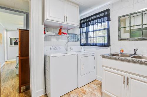 埃迪斯托艾兰Livin Is Easy的白色的厨房配有水槽和洗碗机
