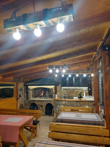 亚霍里纳Kuća Milica的客房设有壁炉、桌子和长凳