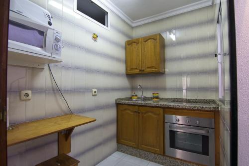 巴尔巴特Apartamento Antonio Machado的厨房配有炉灶和微波炉。