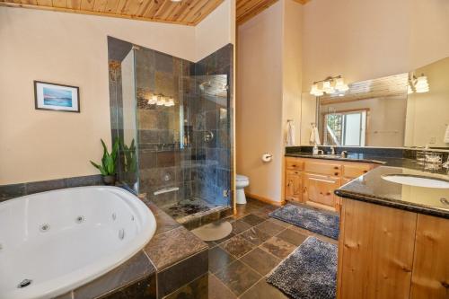 大熊湖5 Star Family Cabinhot Tubpool Tableev Charger的带浴缸和盥洗盆的大浴室