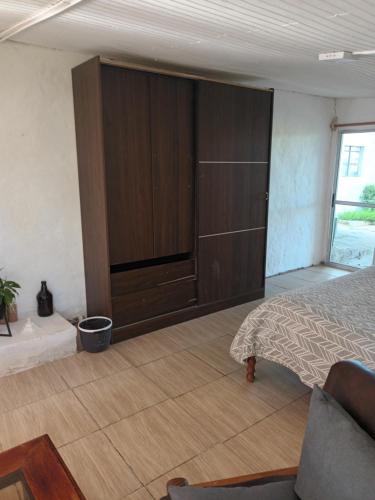 塔夸伦博Posada Mahatma的一间卧室配有一张床和一个大衣柜