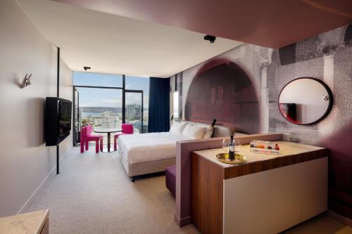 悉尼悉尼蓝塞瑞拉莫特酒店的酒店客房配有一张床铺和一张桌子。