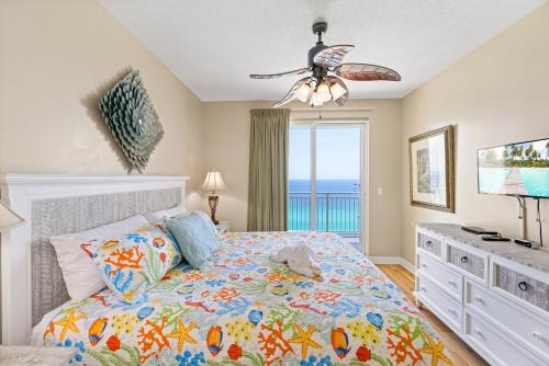 巴拿马城海滩Beachfront Stunning view 100 ft long swimming pool的一间卧室设有一张床,享有海景