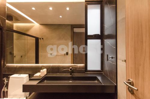 亚松森Exclusive And Luxurious Penthouse In Herrera的一间带水槽和镜子的浴室