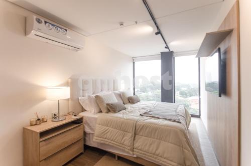 亚松森Exclusive And Luxurious Penthouse In Herrera的一间卧室设有一张床和一个大窗户