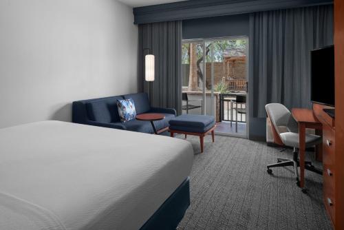 凤凰城阿文戴尔/西凤凰城万豪万怡酒店的酒店客房,配有一张床、一张桌子和椅子