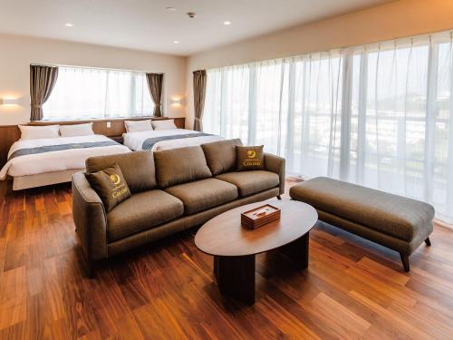 北谷町Private Condo Chatan Jagaru by Coldio Premium的客厅配有沙发和1张床
