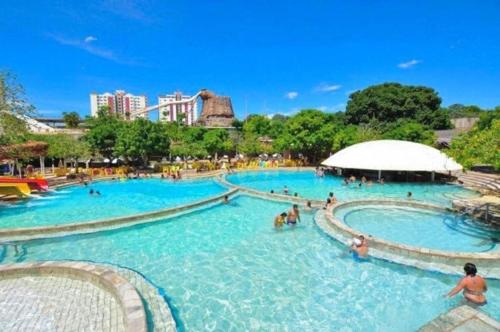 卡达斯诺瓦斯Spazzio diRoma Com Parque Acqua Park Splash Incluso的一座大型游泳池,里面的人都沉浸在水中