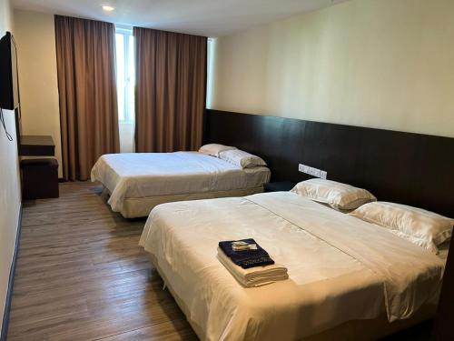 民都鲁LUCKY - 5 INN的酒店客房设有两张床和电视。