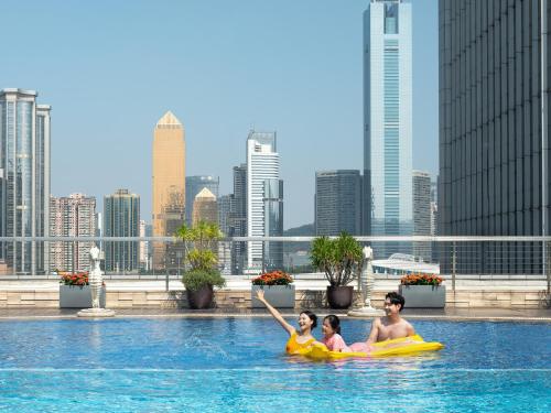 广州Sheraton Guangzhou Hotel的一群人在城市的游泳池里