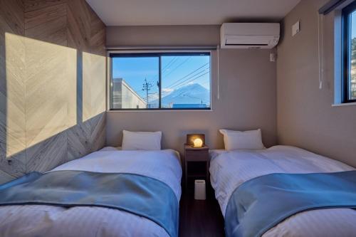 富士河口湖富士ガーデンビュー　空と庭と的小型客房 - 带2张床和窗户