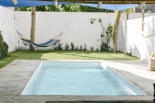 El Paredón Buena VistaVilla Makai 1 Orange的后院带吊床的游泳池