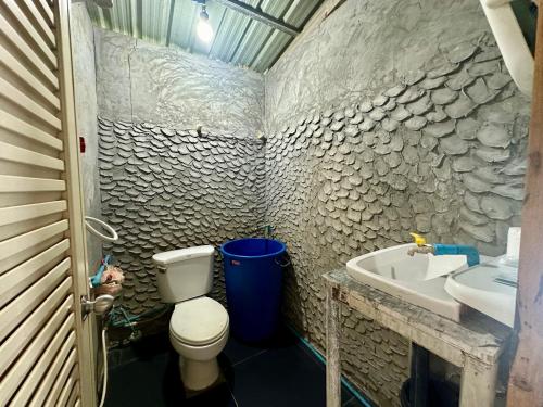 皮皮岛Hilltop view - Phi Phi的一间带卫生间和水槽的浴室