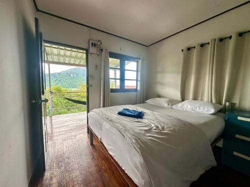 皮皮岛Hilltop view - Phi Phi的一间卧室设有一张床和一个大窗户