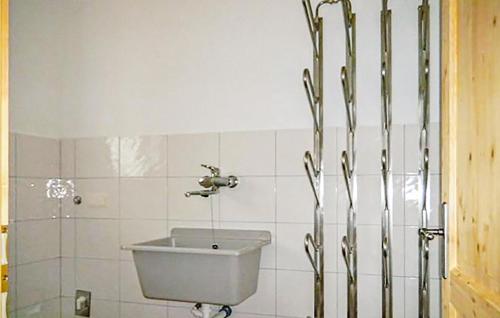 WeisspriachAmazing Home In Weisspriach With Kitchen的一间带水槽和卫生间的浴室
