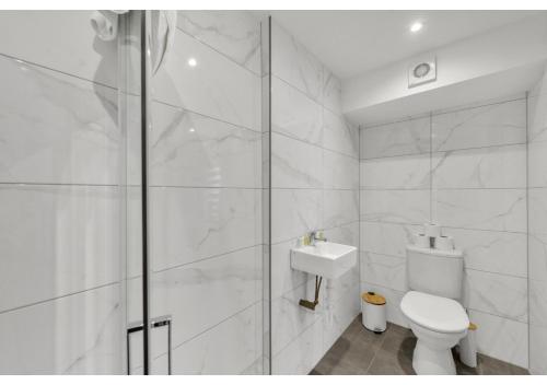 伦敦The Wanderlust Studio: Travelers' Haven的白色的浴室设有卫生间和淋浴。